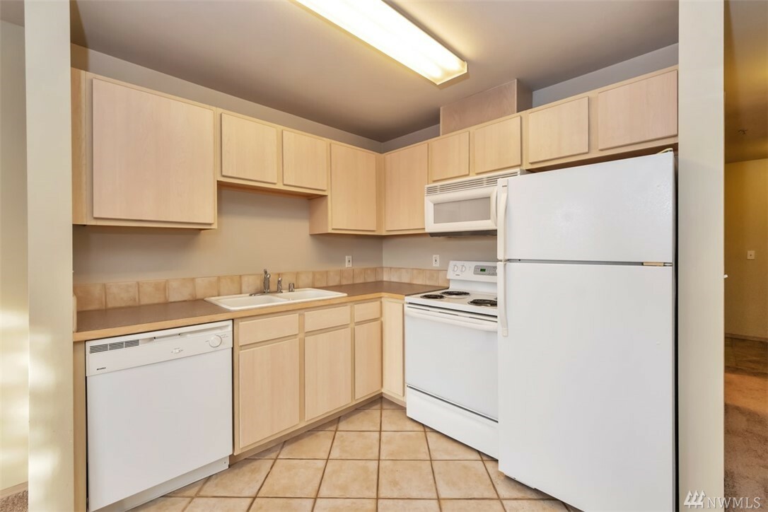 Property Photo: 600 N 85th St 406 WA 98103