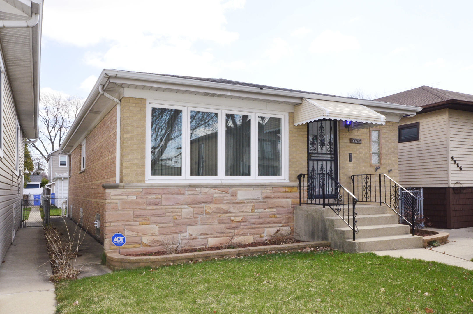 Property Photo: 5517 N Nashville Avenue IL 60656