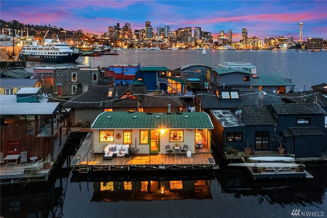 Property Photo:  2019 Fairview Ave E L  WA 98102 