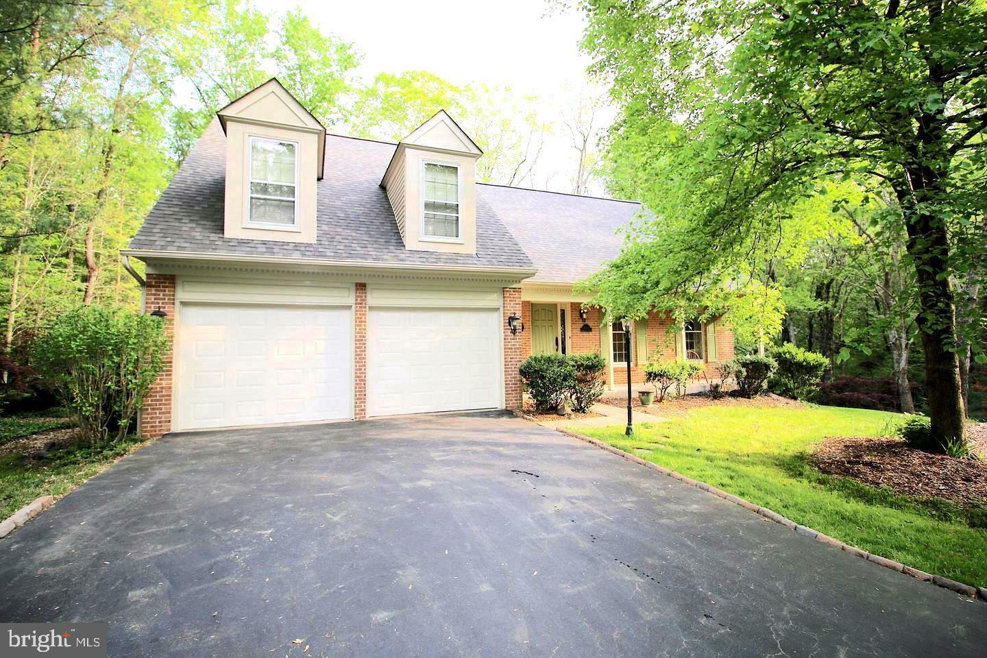 Property Photo: 12823 Valleywood Drive VA 22192