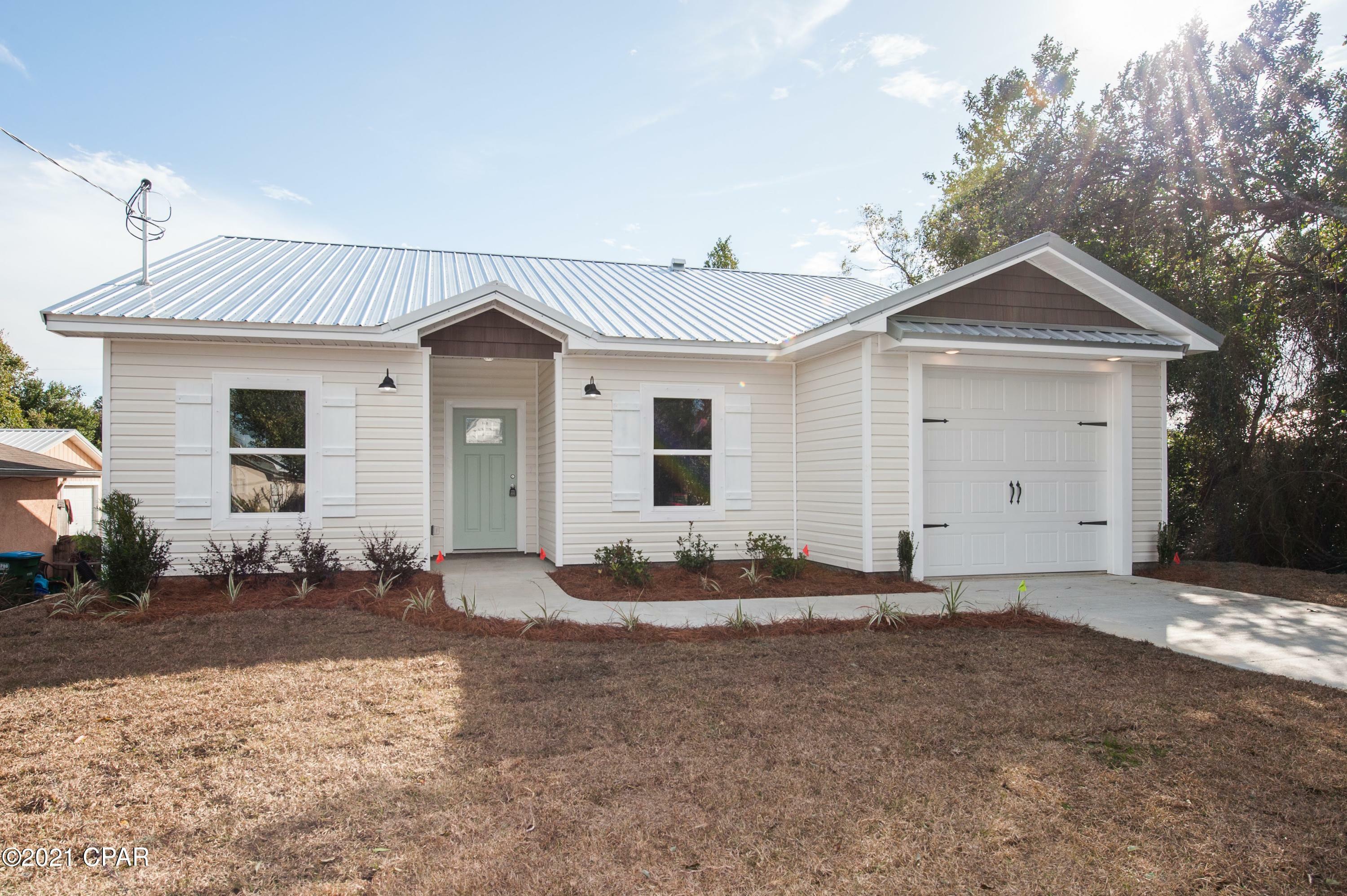 Property Photo: 21403 Hilltop Avenue FL 32413