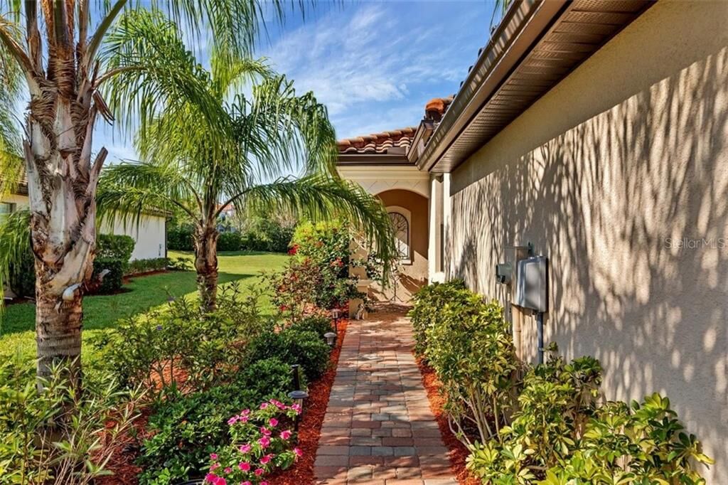Property Photo:  6736 Willowshire Way  FL 34212 