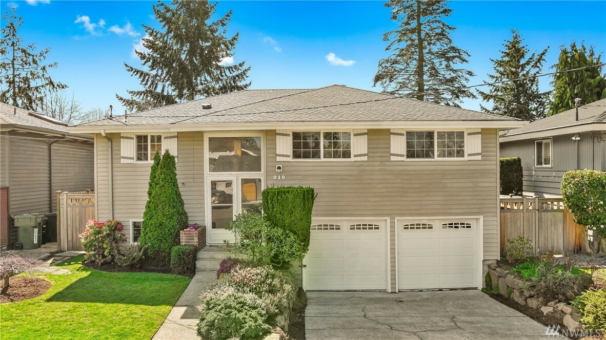 Property Photo: 219 NE 90th St WA 98115