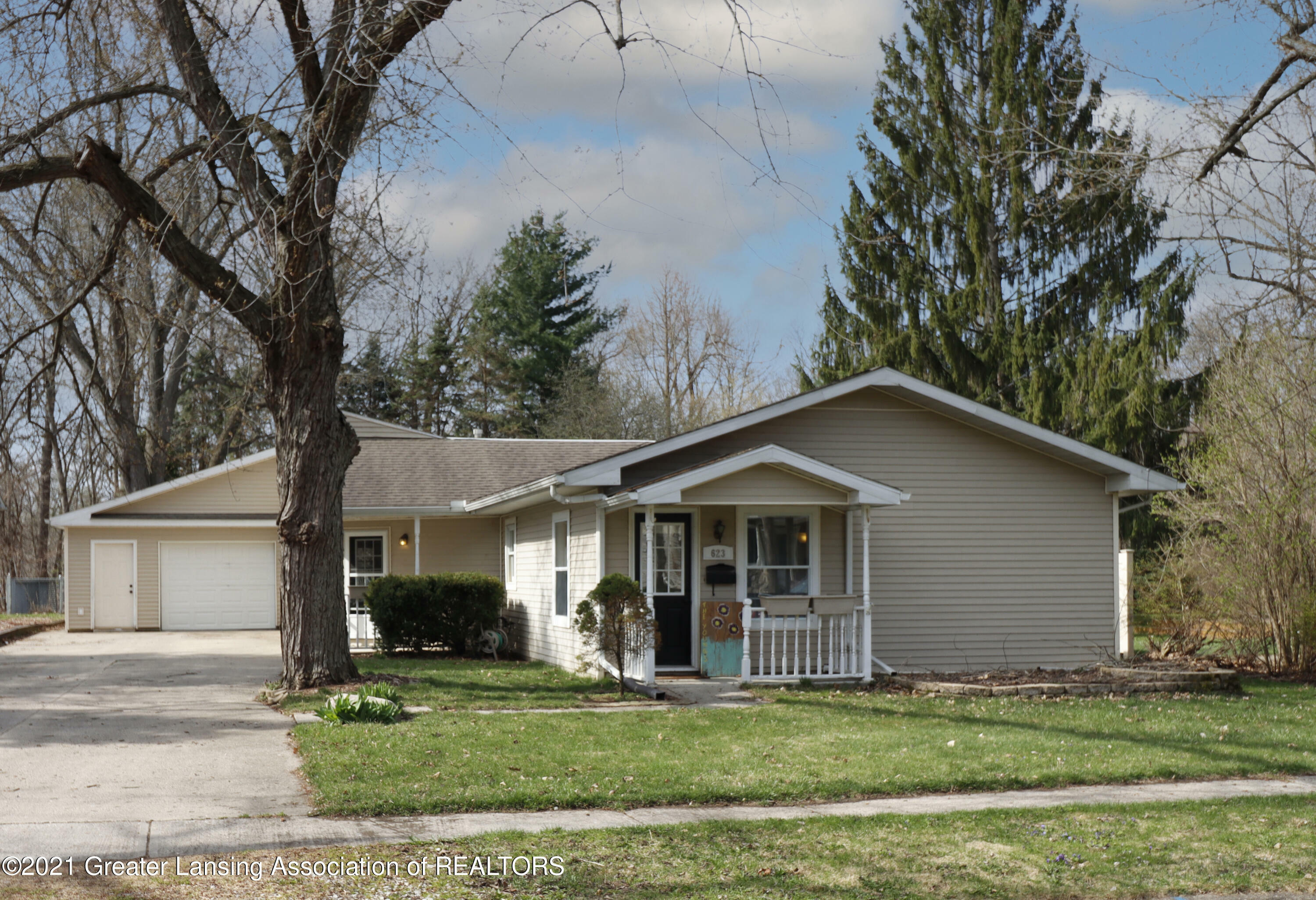 Property Photo:  623 W Front Street  MI 48837 