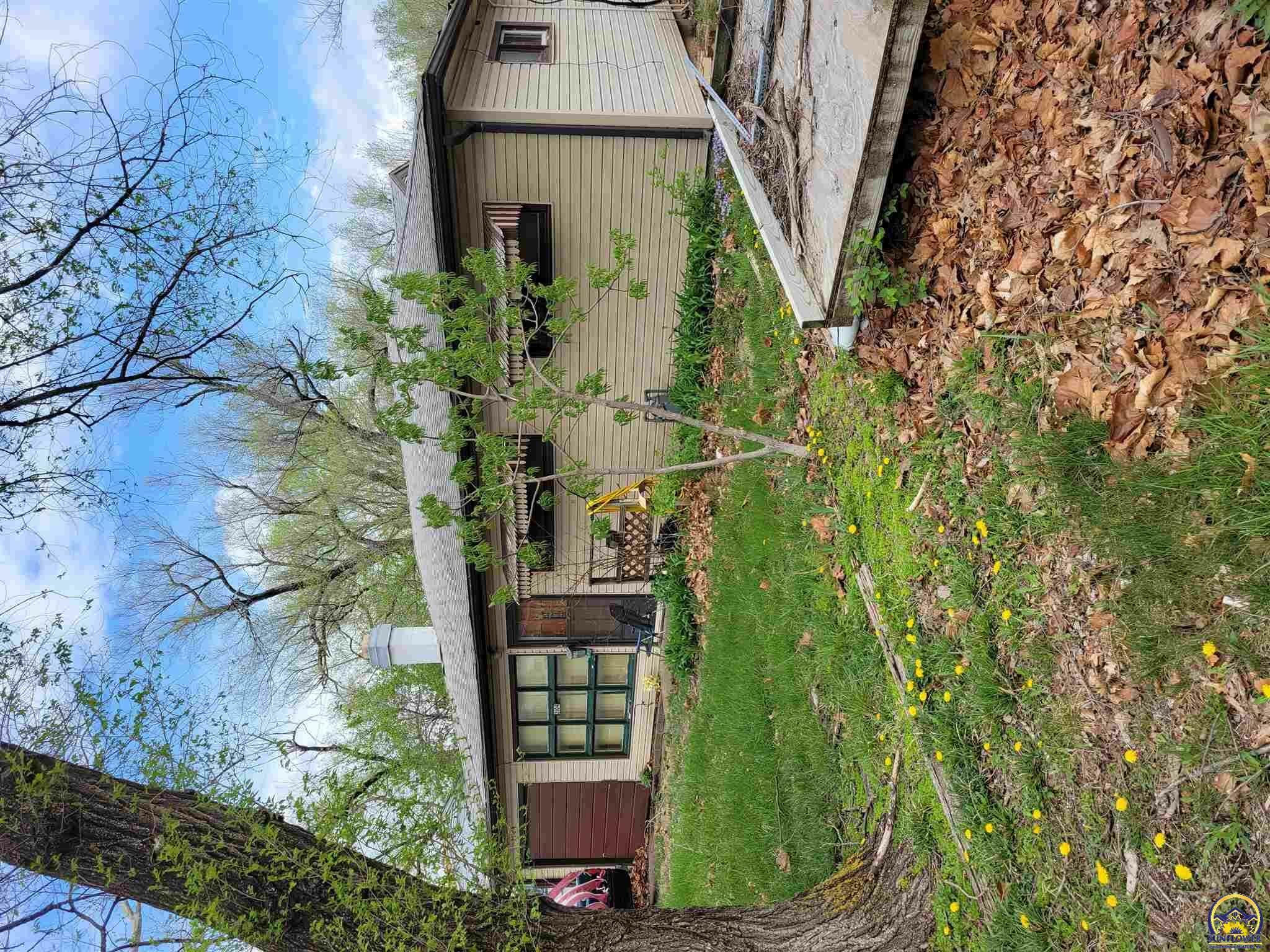 Property Photo:  2104 SE Ohio Ave  KS 66605 