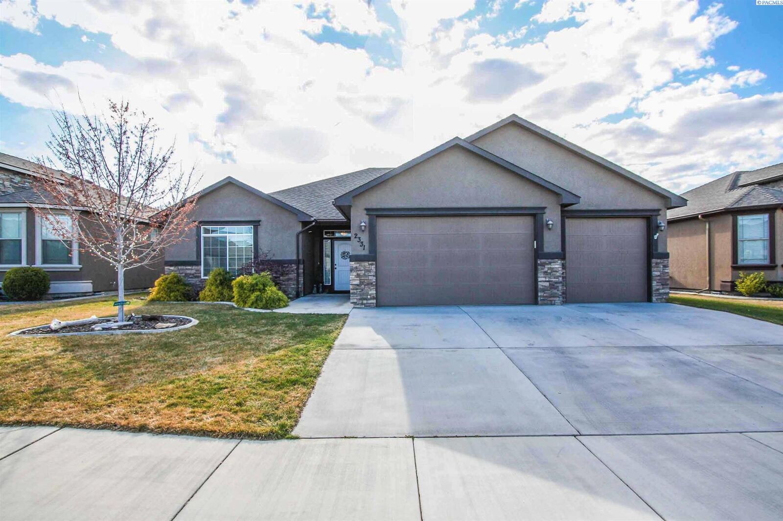 Property Photo:  2331 Copperhill St  WA 99354 