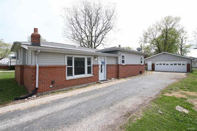 Property Photo: 127 East 6th Street 62084