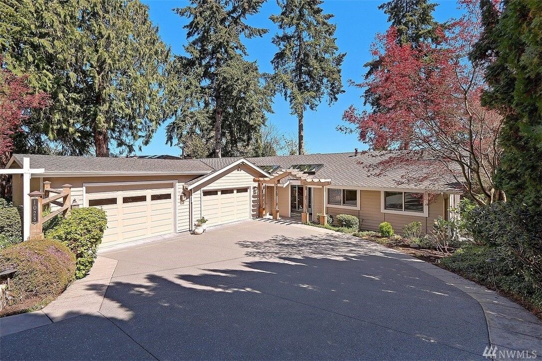 Property Photo: 1028 109 Ave SE WA 98004