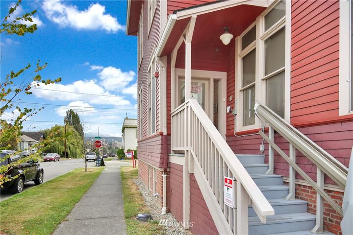 Property Photo:  1303  Astor Street 202  WA 98225 