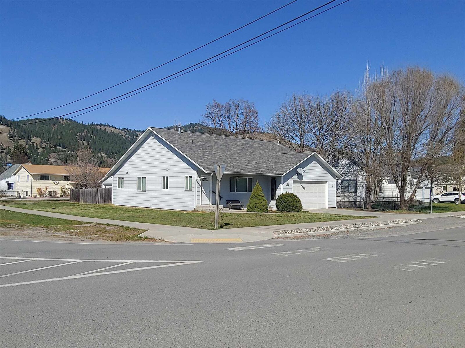 Property Photo:  125 E 10th Ave  WA 99141 