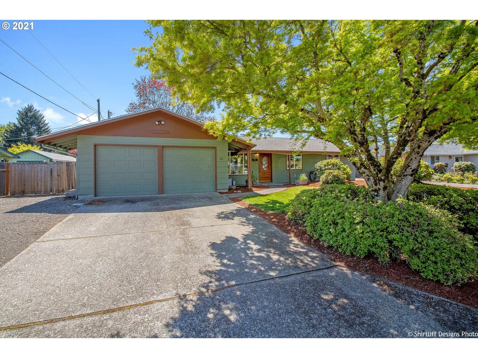 Property Photo: 74 Heritage Ave OR 97404