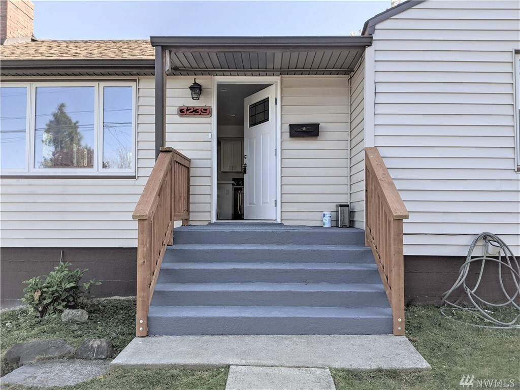 Property Photo: 3239 S 137th St WA 98168