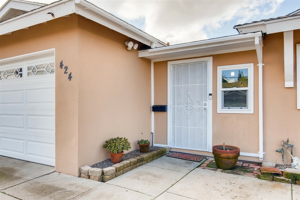 Property Photo:  424 Ringwood  CA 92114 