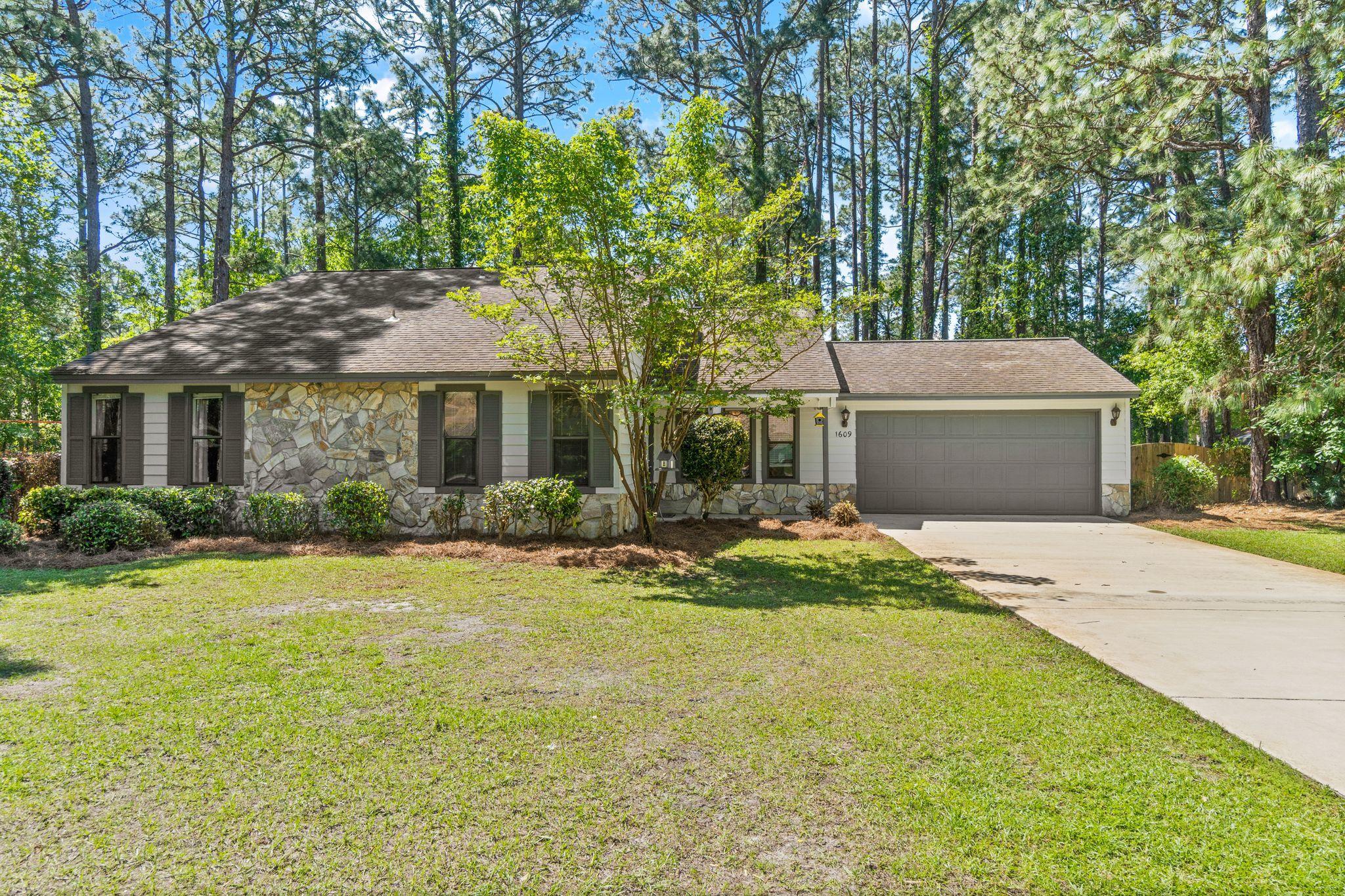 Property Photo: 1609 Oakmont Circle FL 32578