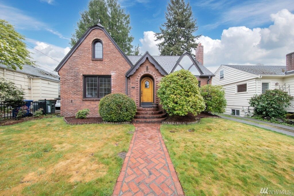 Property Photo: 9230 Fauntleroy Wy SW WA 98136