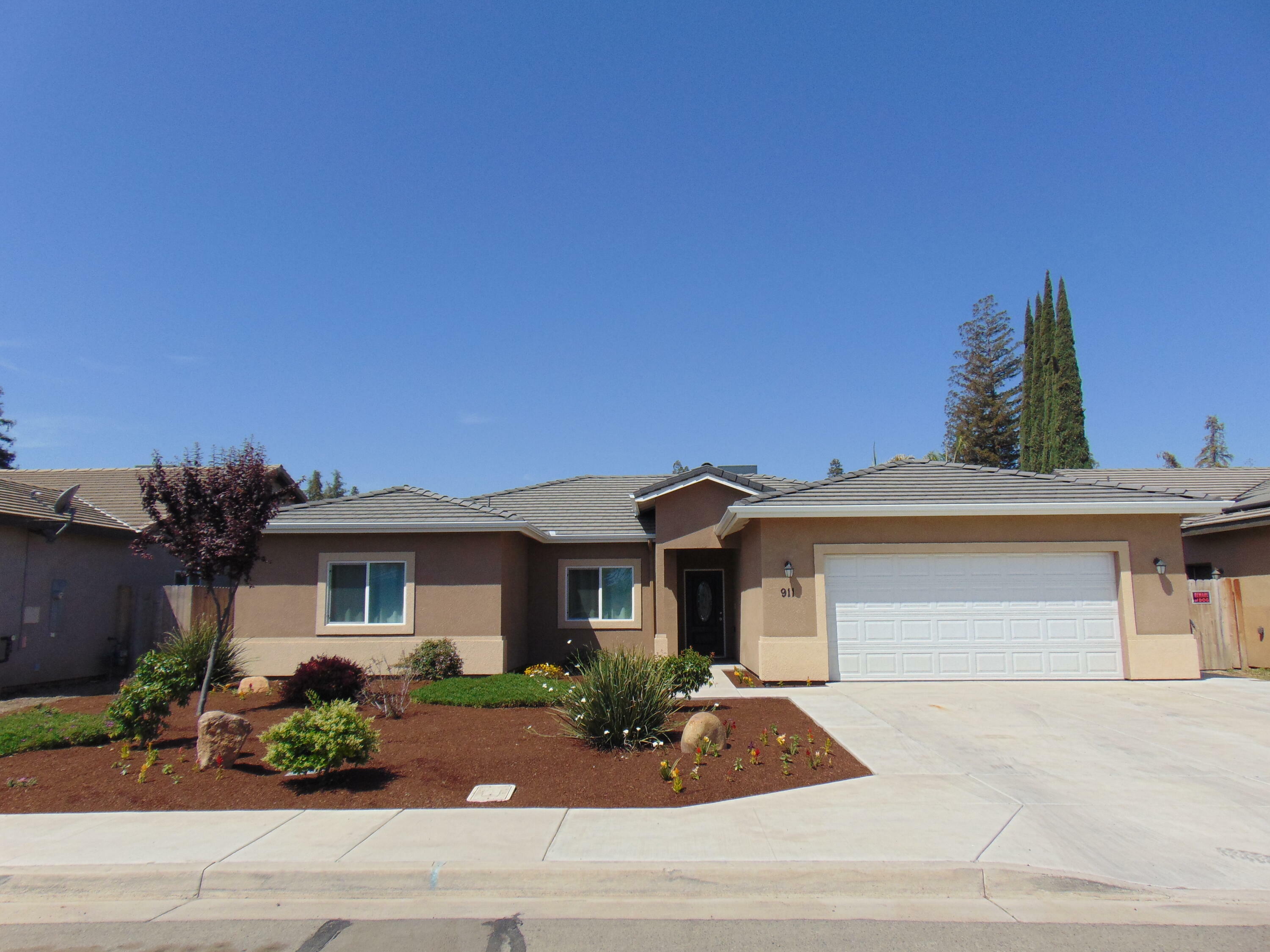 Property Photo:  911 N Crumal Street  CA 93292 