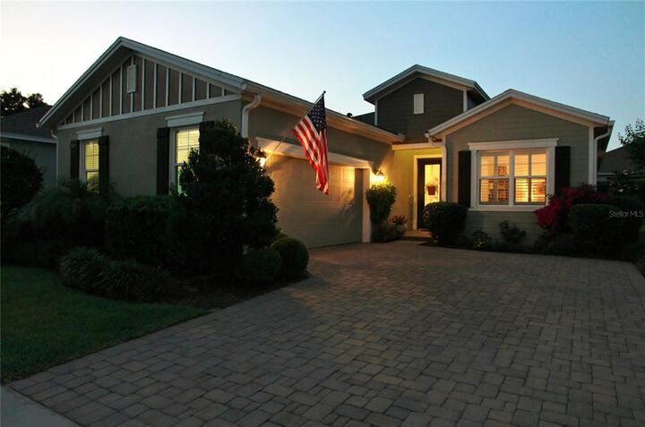 Property Photo: 105 Bedford Court FL 32724
