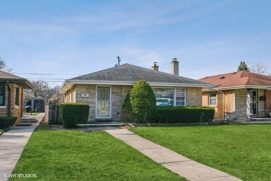 Property Photo: 5405 Harvard Terrace IL 60076