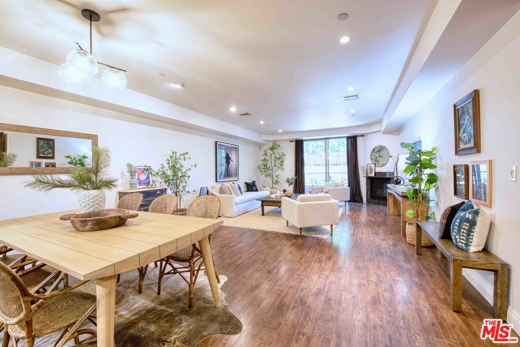 Property Photo: 11218 Camarillo Street 105 CA 91602