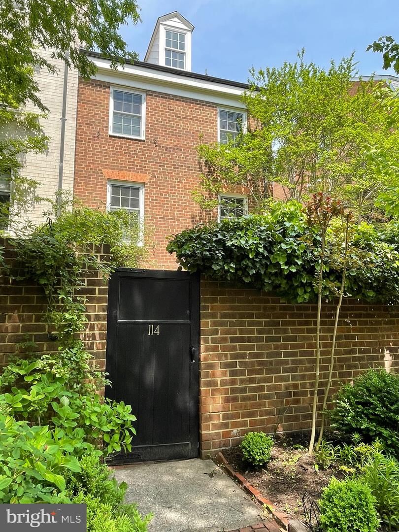 Property Photo: 114 Cameron Mews VA 22314