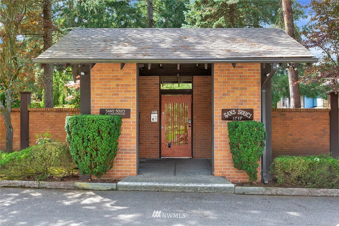 Property Photo: 1717 150th Avenue SE 7 WA 98007