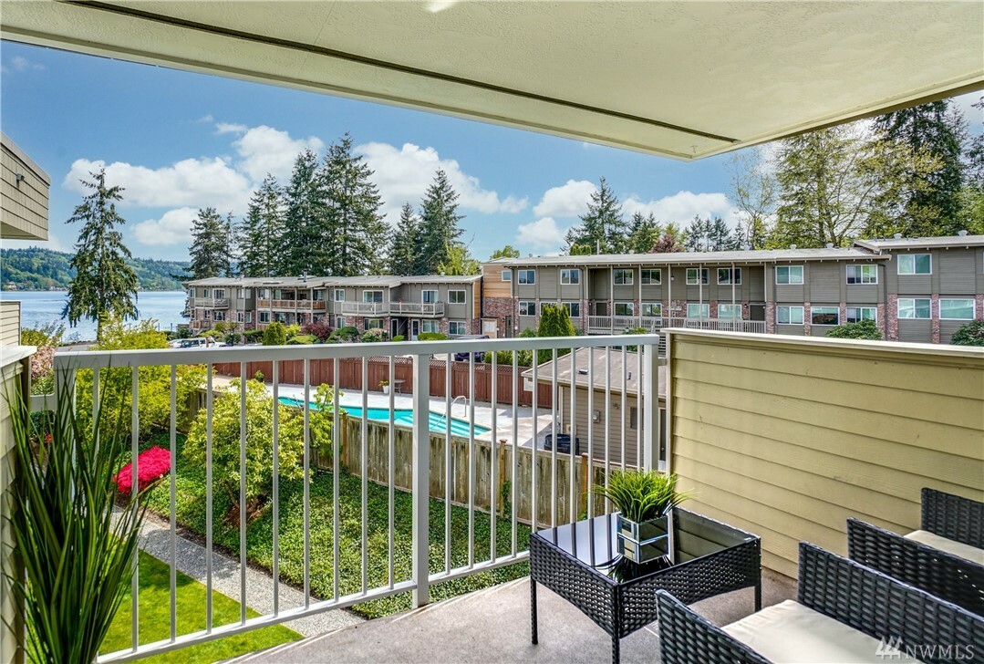 Property Photo: 4214 W Lake Sammamish Pkwy NE 305 WA 98052