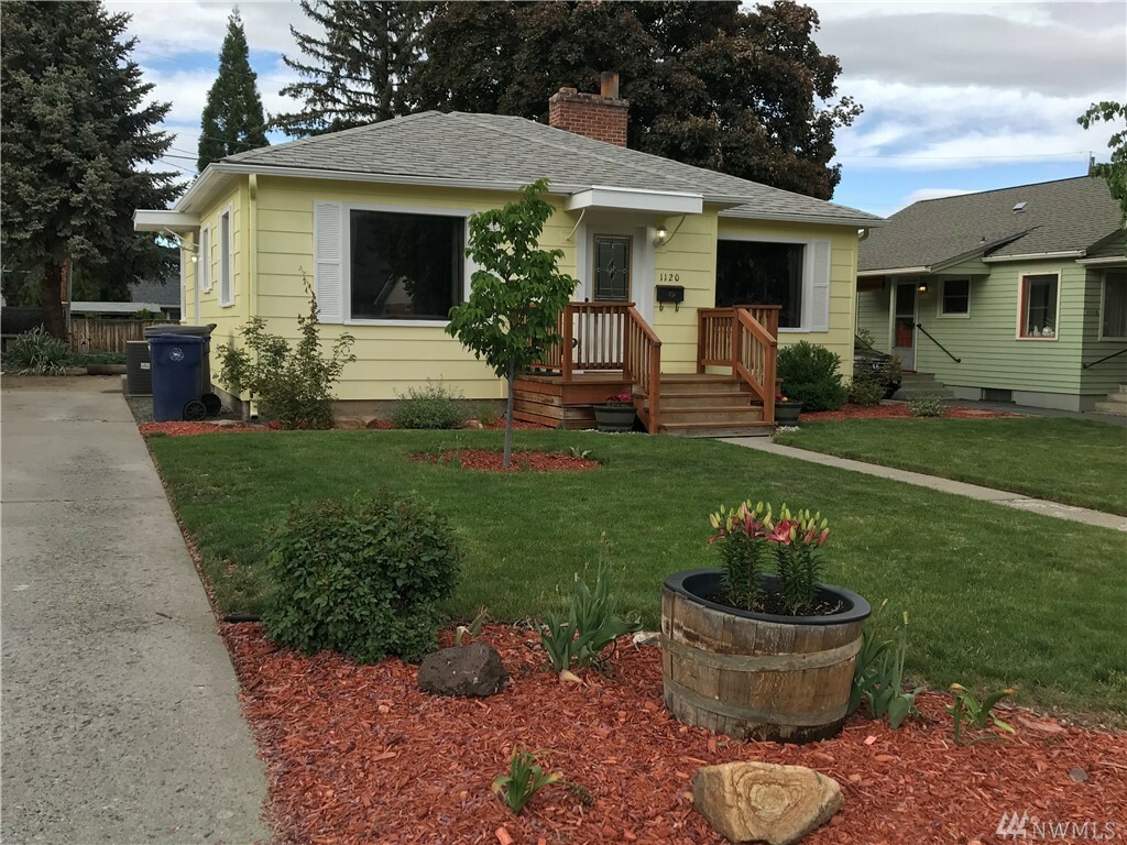 Property Photo:  1120 Columbine St  WA 98801 