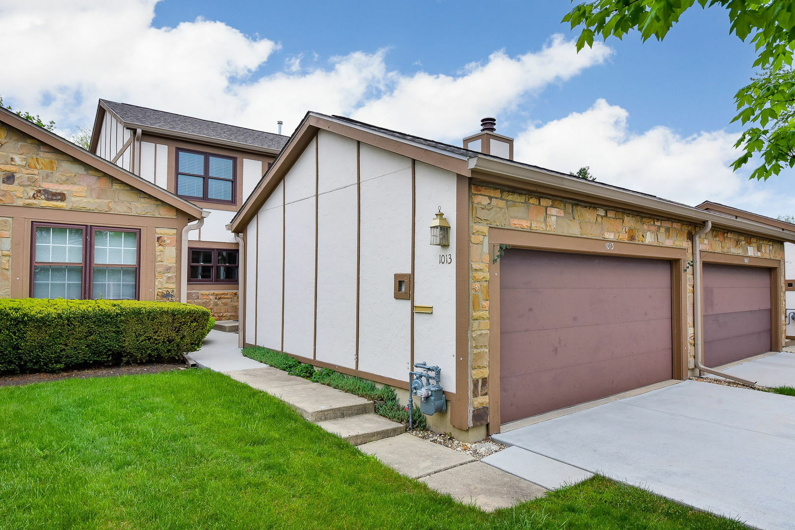 Property Photo: 1013 Wheaton Oaks Drive IL 60187
