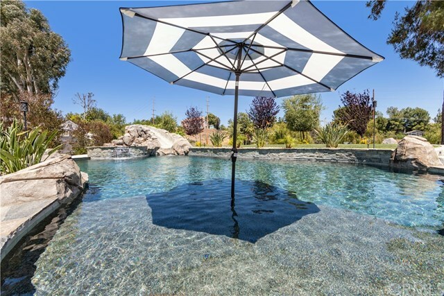Property Photo: 40544 Calle Torcida CA 92591