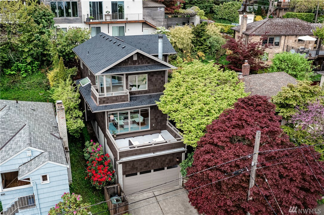 Property Photo:  1429 Madrona Dr  WA 98122 