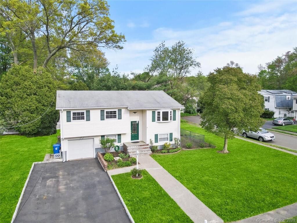Property Photo: 19 3 Seasons Lane CT 06854
