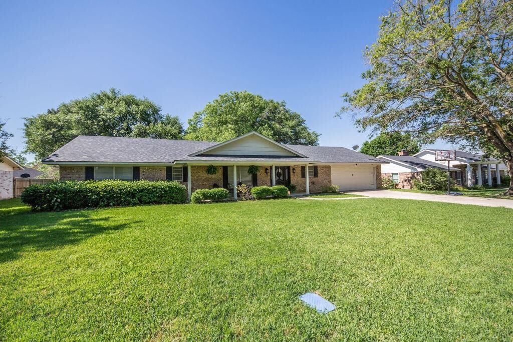 Property Photo:  605 Rasure Circle  TX 75482 