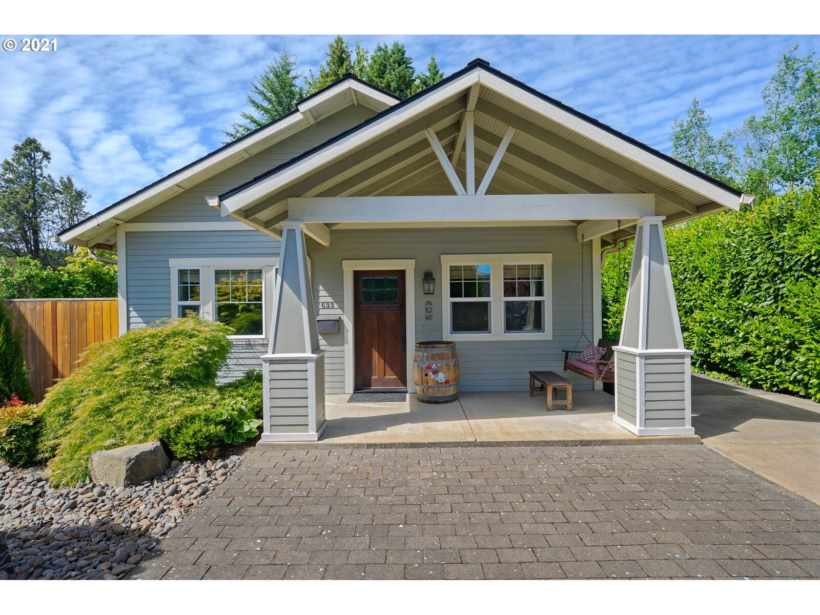 Property Photo:  633 NW 10th St  OR 97128 