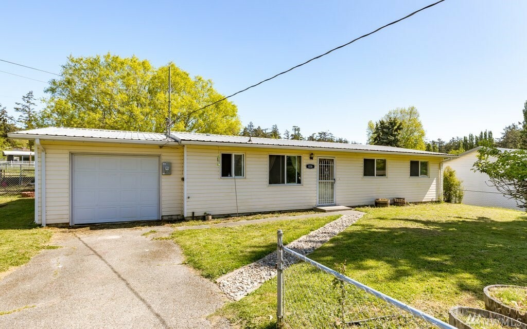 Property Photo:  836 Walker Ave  WA 98277 