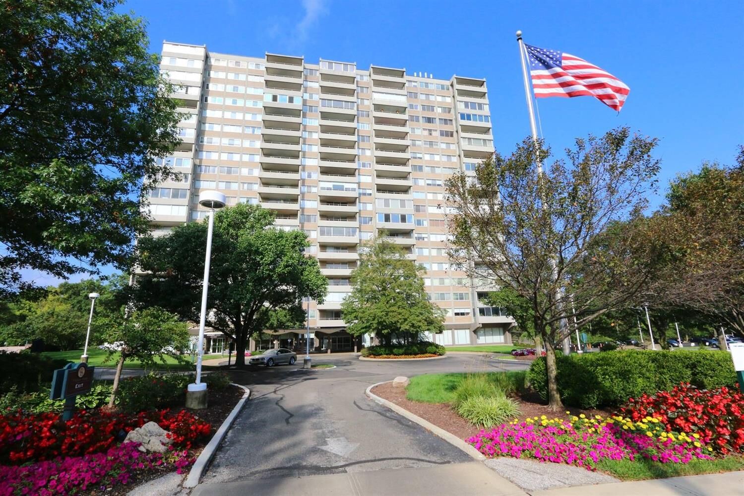 Property Photo: 2324 Madison Rd 1806 OH 45208