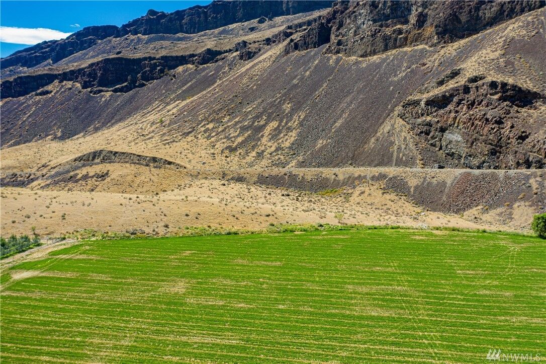 Property Photo:  102 Palisades Rd  WA 98845 