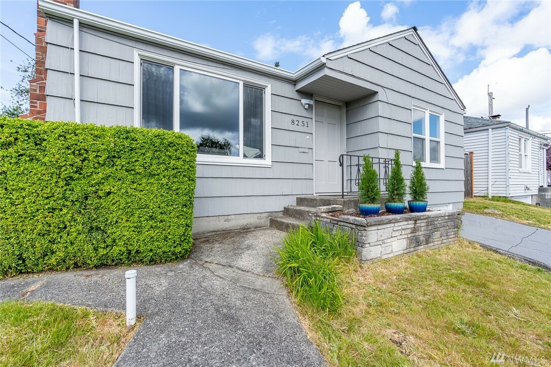 Property Photo:  8251 Interlake Ave N  WA 98103 