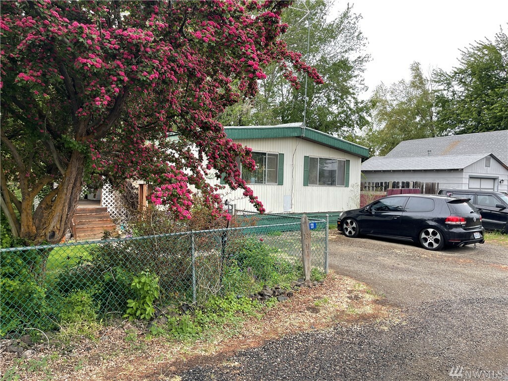 Property Photo:  131 Main St  WA 98946 