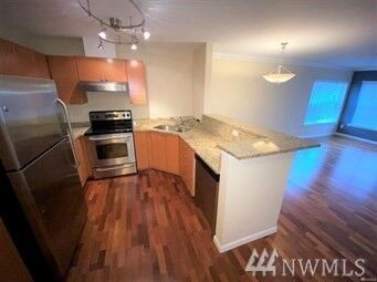 Property Photo: 621 5th Ave N 405 WA 98109