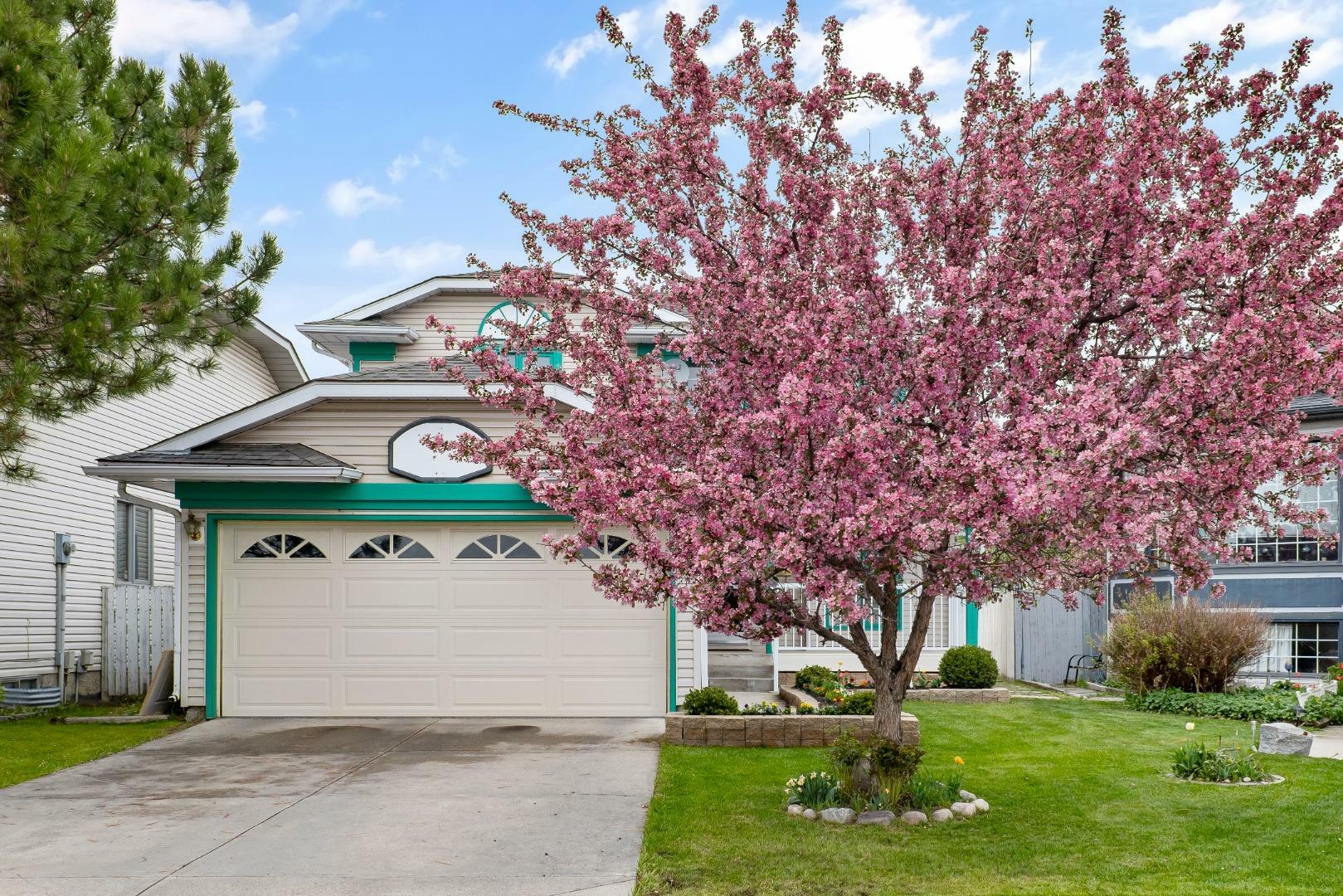 Property Photo: 60 Applewood Court SE AB T2A 7P7