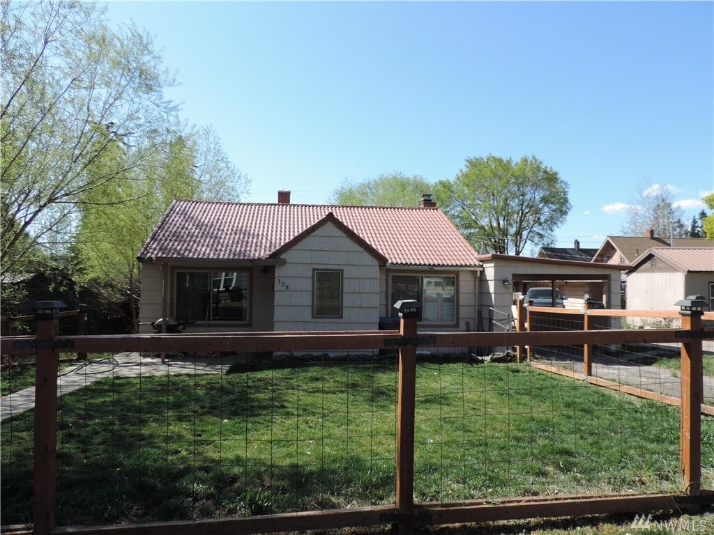 Property Photo:  308 W 10th Ave  WA 98926 