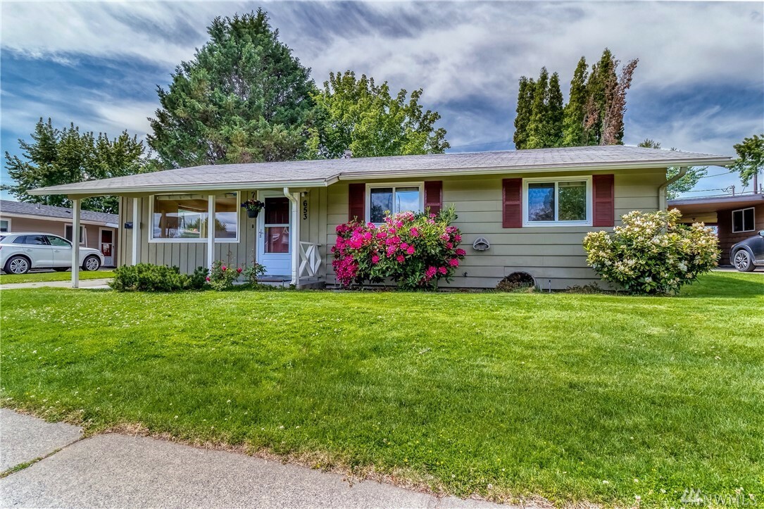 Property Photo:  653 Canary Ave  WA 99362 