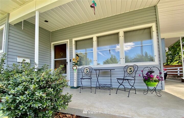 Property Photo:  928  Hobson Street  WA 99362 