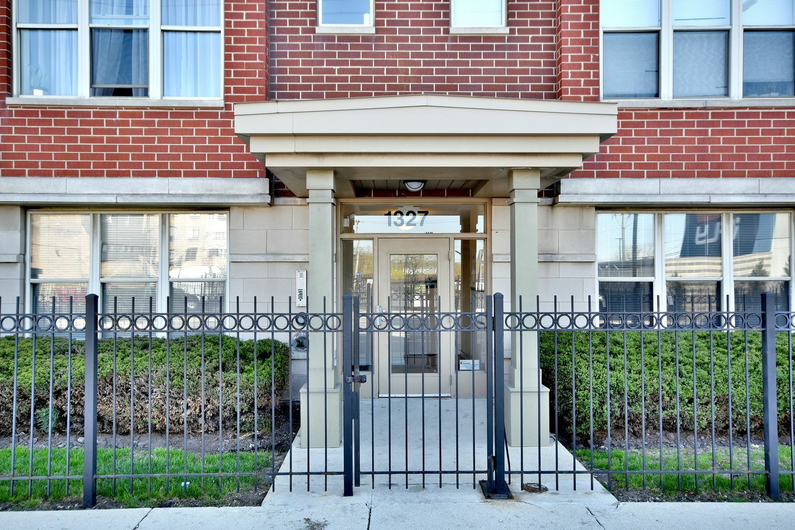 Property Photo: 1327 N Halsted Street 1S IL 60622