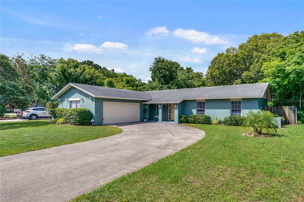 Property Photo:  423 Valencia Court  FL 32750 