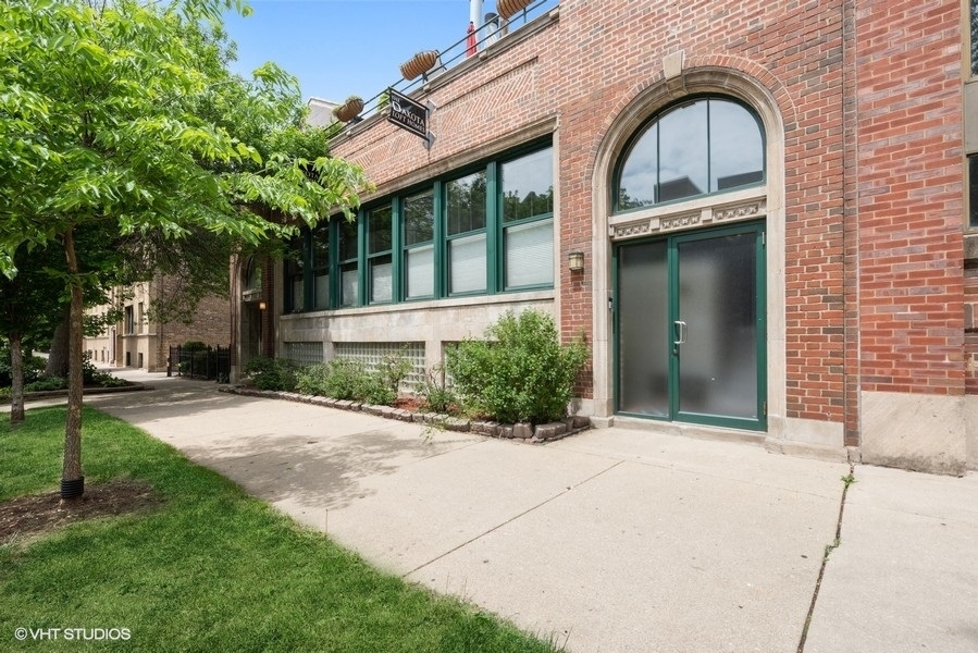 Property Photo: 1140 W Cornelia Avenue A IL 60657