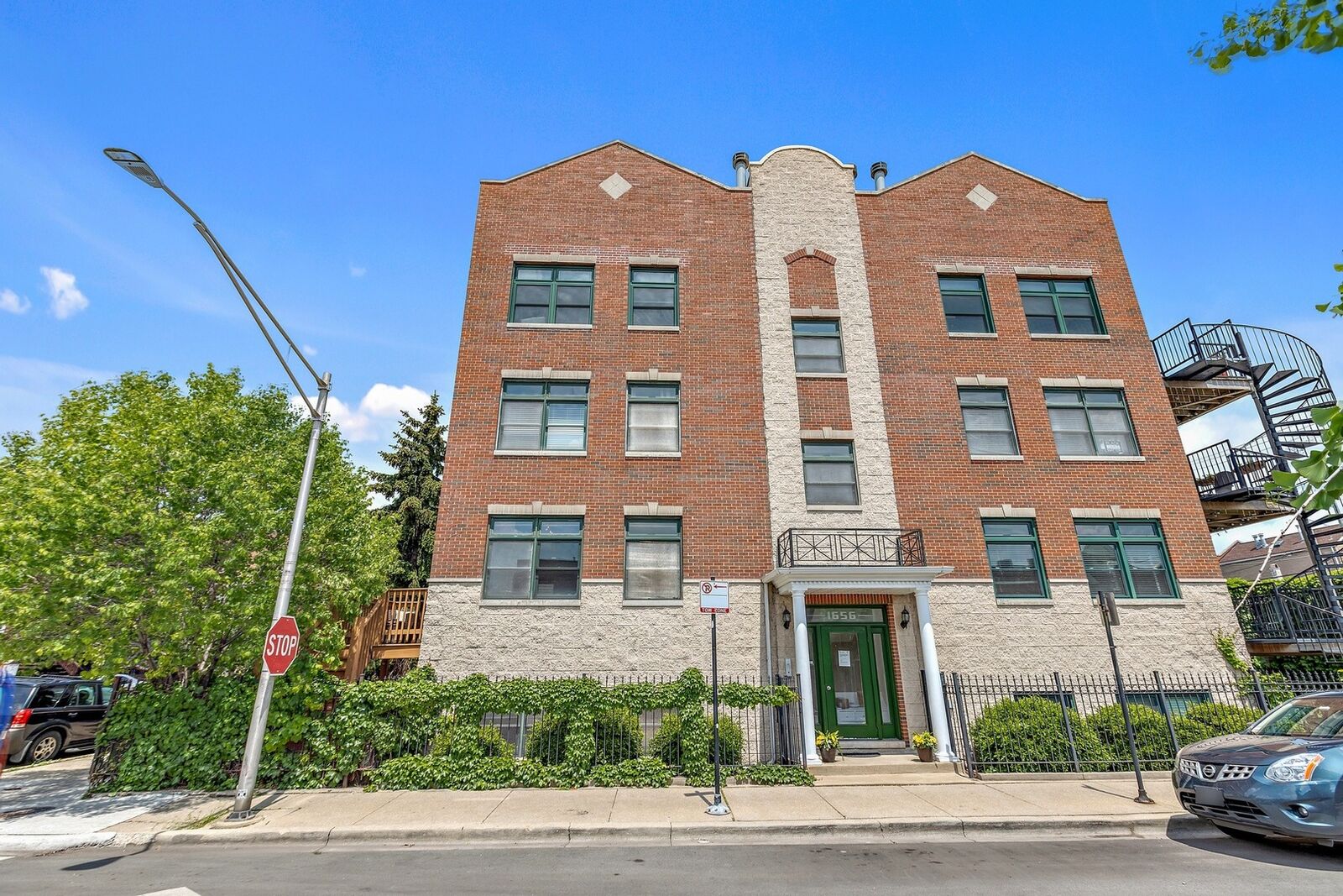 Property Photo: 1656 W Blackhawk Street 1W IL 60622