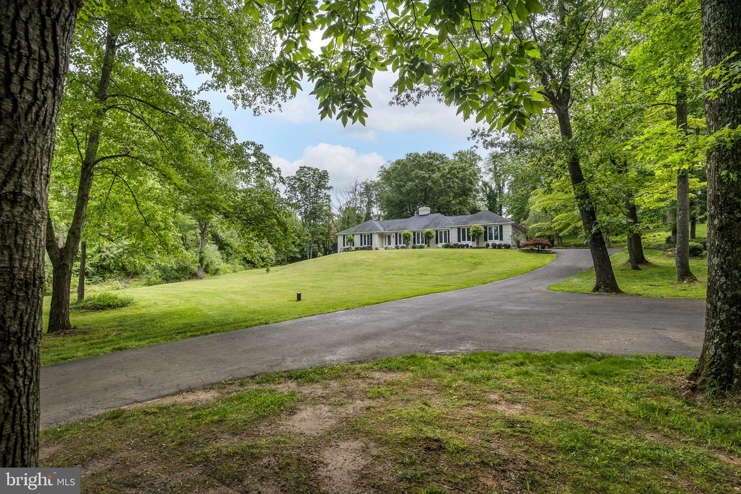 Property Photo:  6127 Clifton Road  VA 20124 