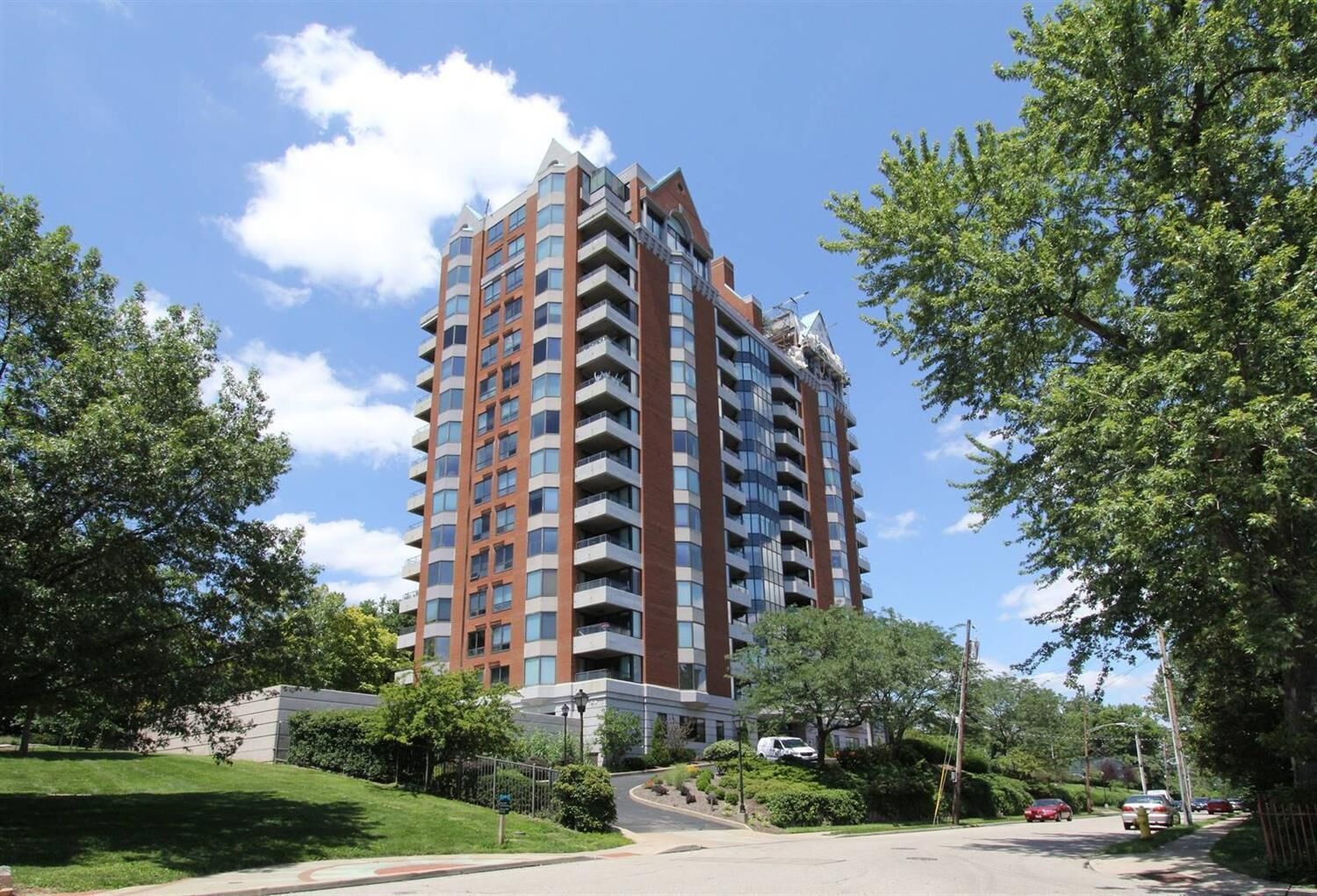 Property Photo: 2121 Alpine Pl 402 OH 45206