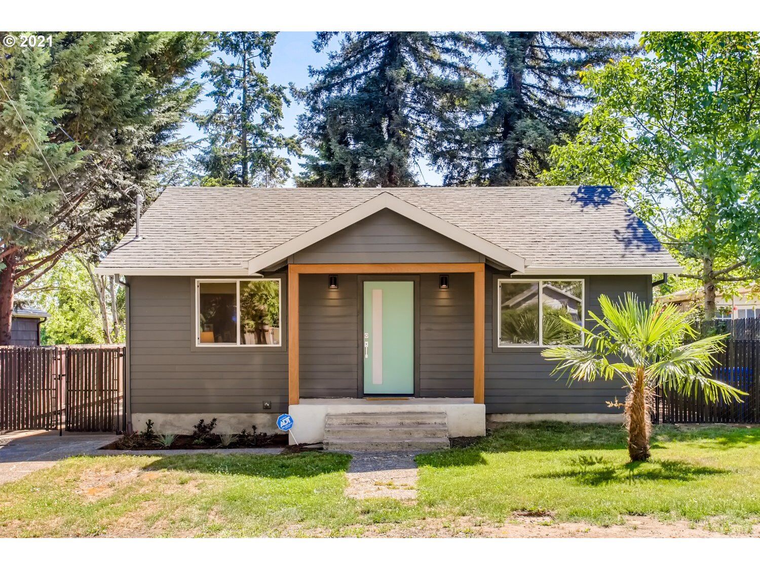 Property Photo: 4704 NE 90th Ave OR 97220